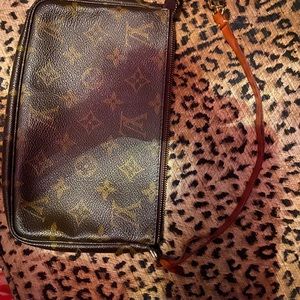 LV pouchette 100% authentic.